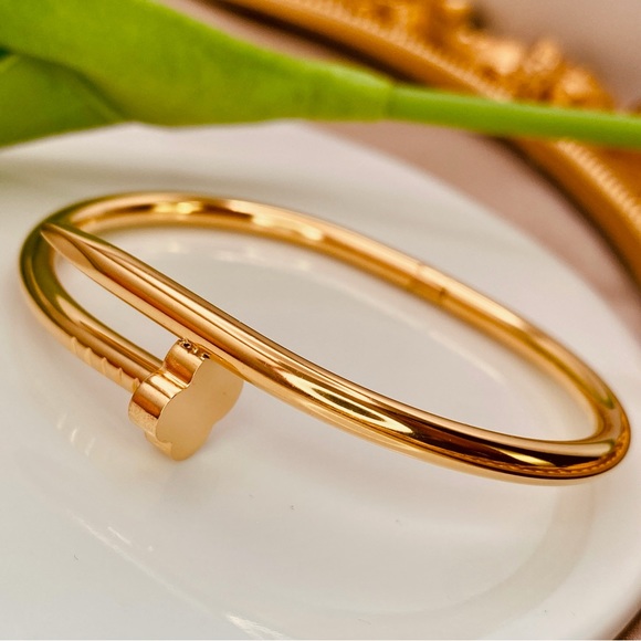 SOLD OUT! Please don’t buy it! Minimalist Clover Nail Design Hinge Bracelet Gold - Picture 4 of 10